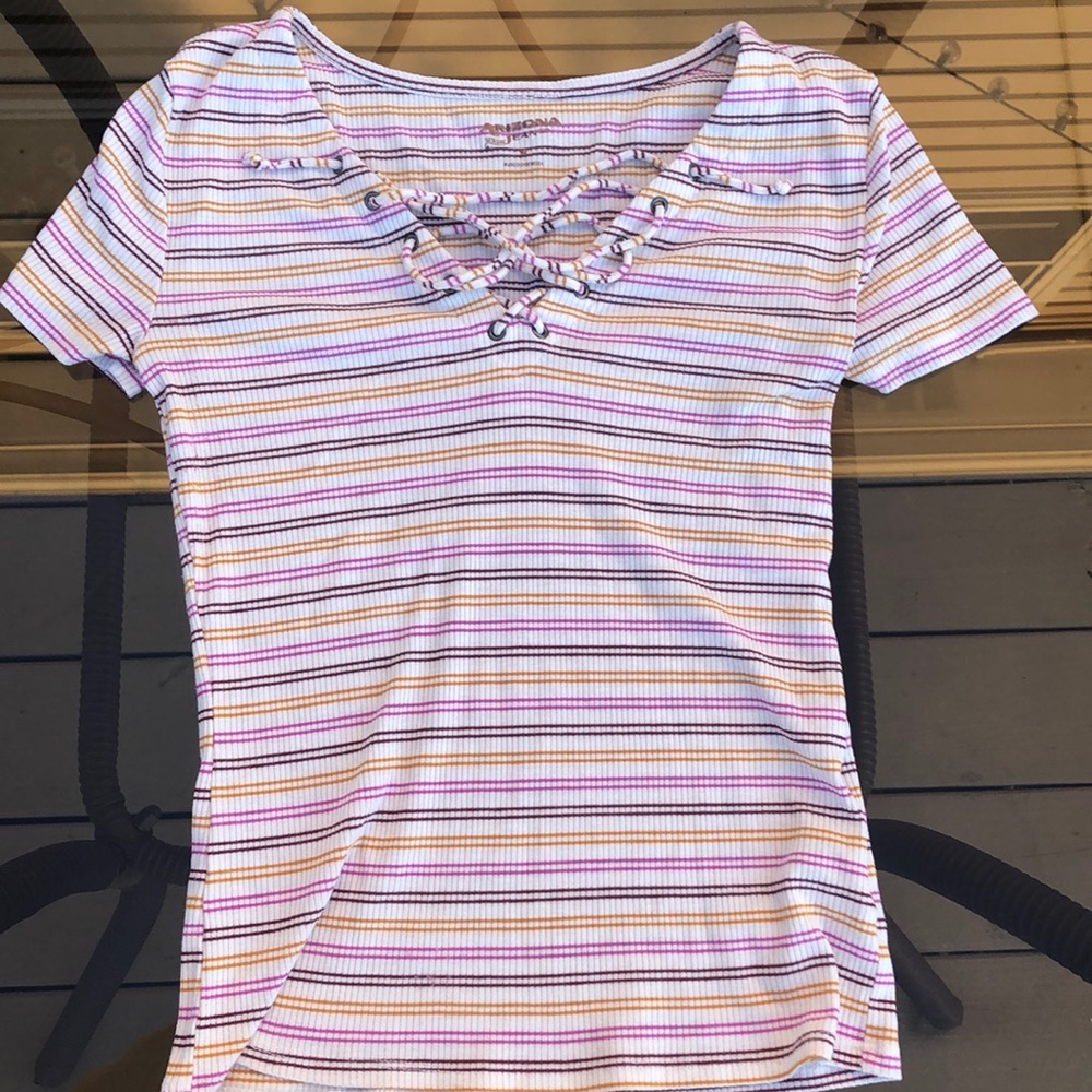 Stripped blouse with a V neck.
